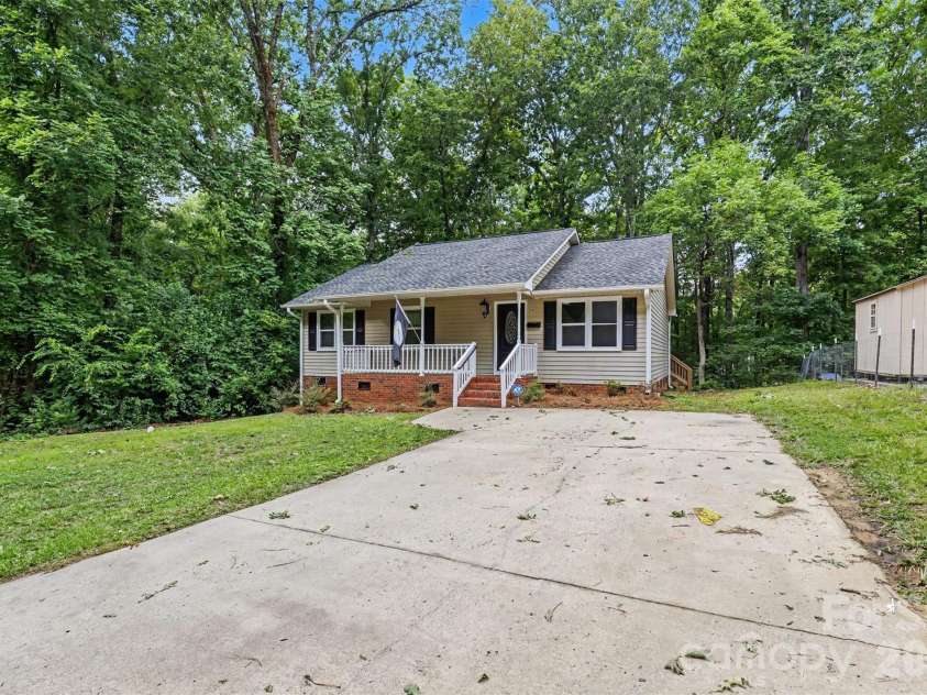 308 Kershaw Street, Lancaster, SC 29720.  MLS# CAR4399327, YatesRealty ID 34685. 