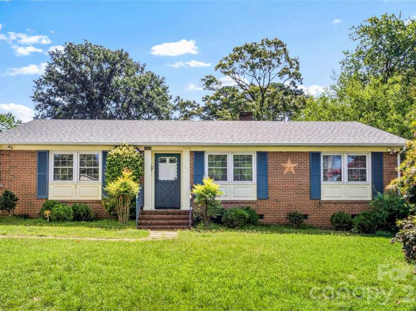 1604 Grantham Drive, High Point, NC 27265.  MLS# CAR4399664, YatesRealty ID 34686. 