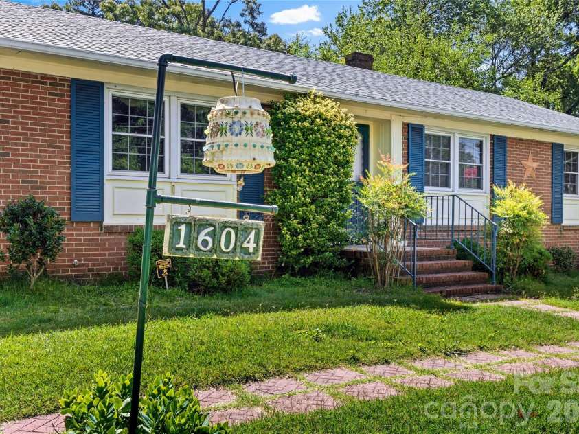 1604 Grantham Drive, High Point, NC 27265.  MLS# CAR4399664, YatesRealty ID 34686. 