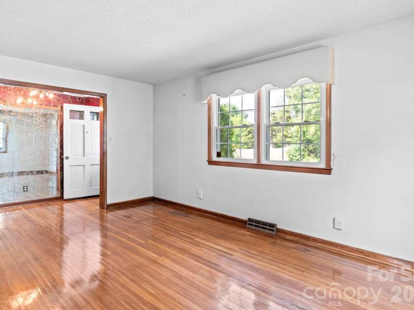1604 Grantham Drive, High Point, NC 27265.  MLS# CAR4399664, YatesRealty ID 34686. 