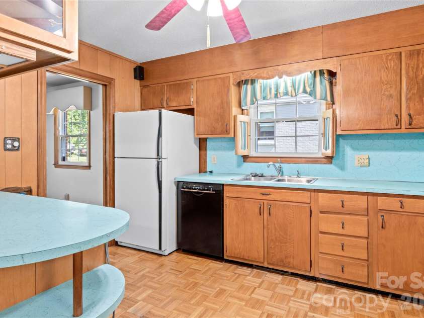 1604 Grantham Drive, High Point, NC 27265.  MLS# CAR4399664, YatesRealty ID 34686. 