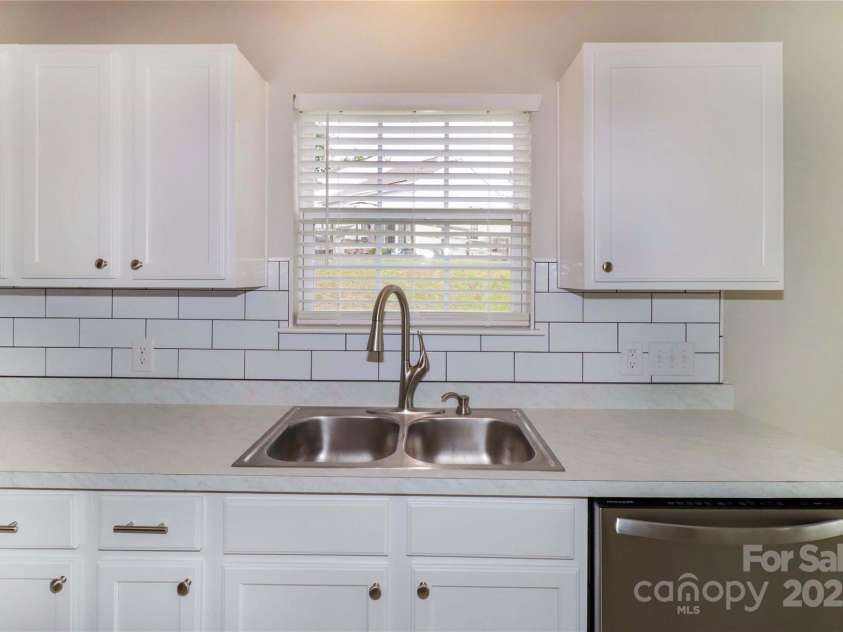 915 Harbour View Cove, Kannapolis, NC 28083.  MLS# CAR4297057, YatesRealty ID 34688. Kitchen overlooks Back Yard