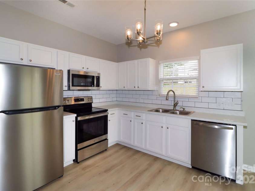 915 Harbour View Cove, Kannapolis, NC 28083.  MLS# CAR4297057, YatesRealty ID 34688. Newer Stainless Appliances included