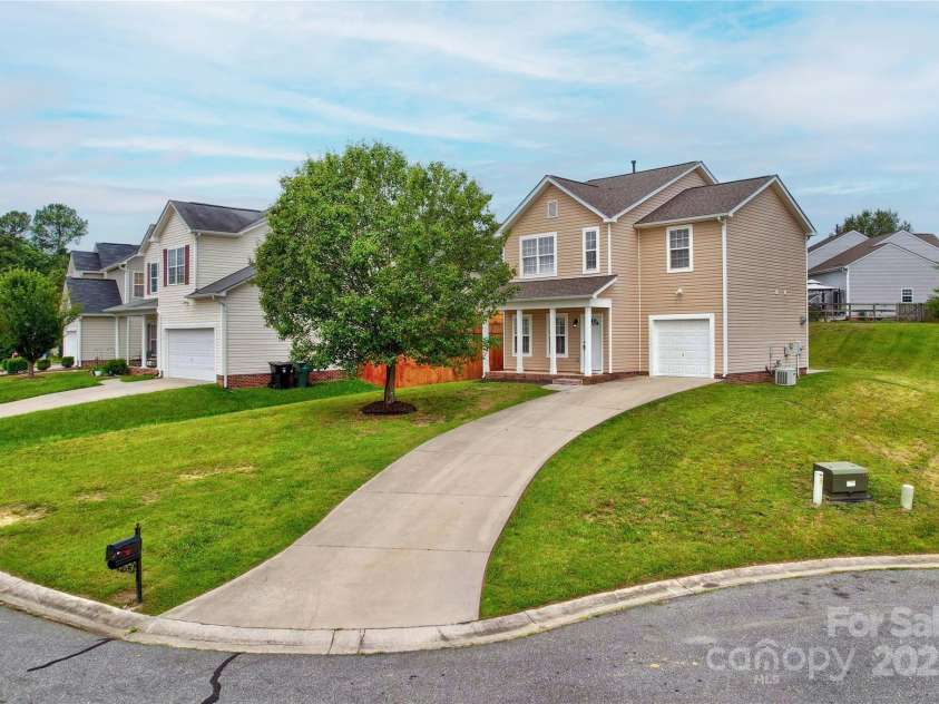 915 Harbour View Cove, Kannapolis, NC 28083.  MLS# CAR4297057, YatesRealty ID 34688. Welcome to 915 Harbour View Cove!