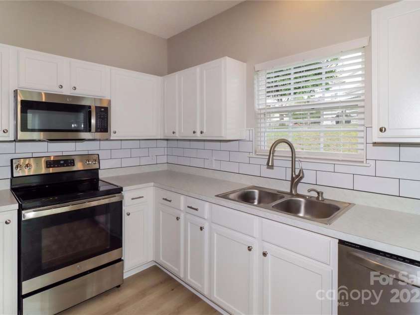915 Harbour View Cove, Kannapolis, NC 28083.  MLS# CAR4297057, YatesRealty ID 34688. White Cabinets, New Countertops, White Subway Tile