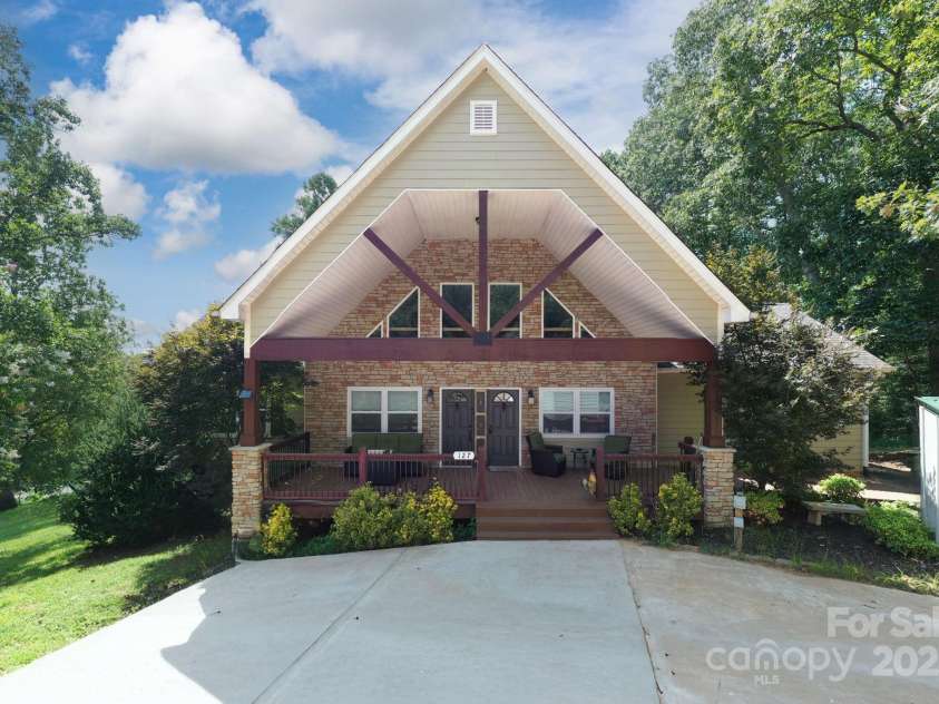 127 Deer Hill Lane, Weaverville, NC 28787.  MLS# CAR4295092, YatesRealty ID 34693. 