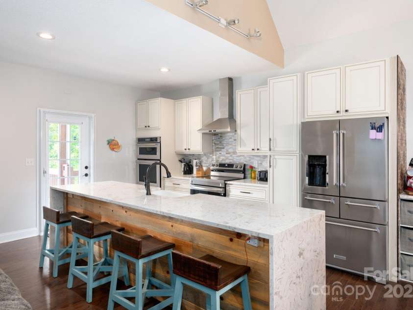 127 Deer Hill Lane, Weaverville, NC 28787.  MLS# CAR4295092, YatesRealty ID 34693. 