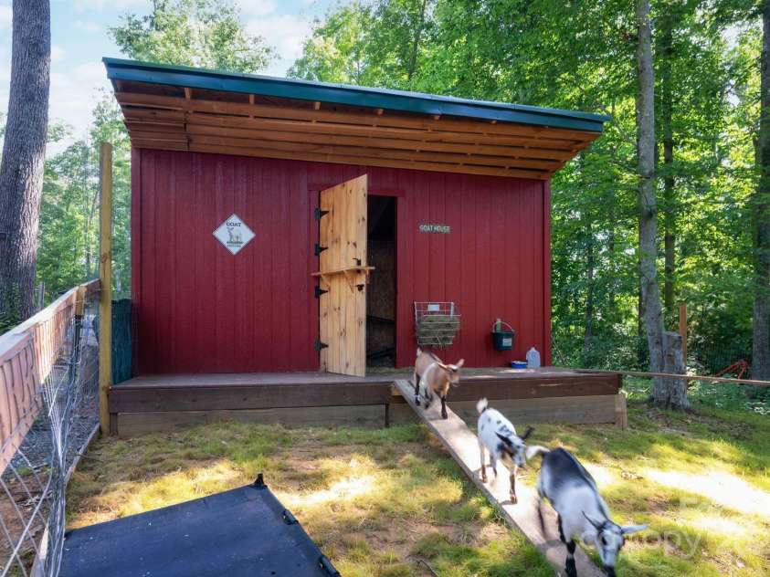 127 Deer Hill Lane, Weaverville, NC 28787.  MLS# CAR4295092, YatesRealty ID 34693. 