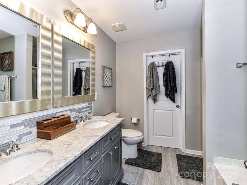 355 Pulaski Drive, Concord, NC 28027.  MLS# CAR4287941, YatesRealty ID 34699. Primary Bathroom Bath w/Walk in Closet