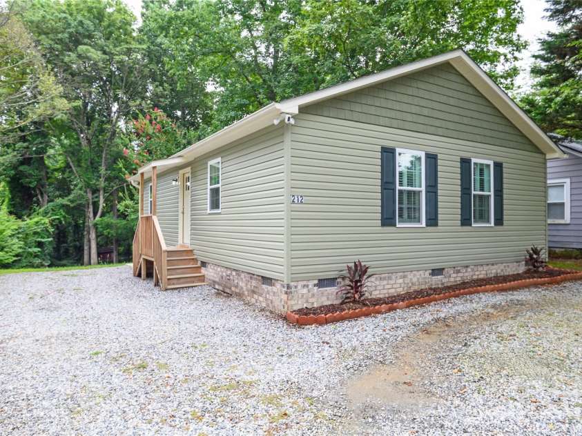 212 Spencer Street, High Point, NC 27265.  MLS# CAR4295295, YatesRealty ID 34703. 