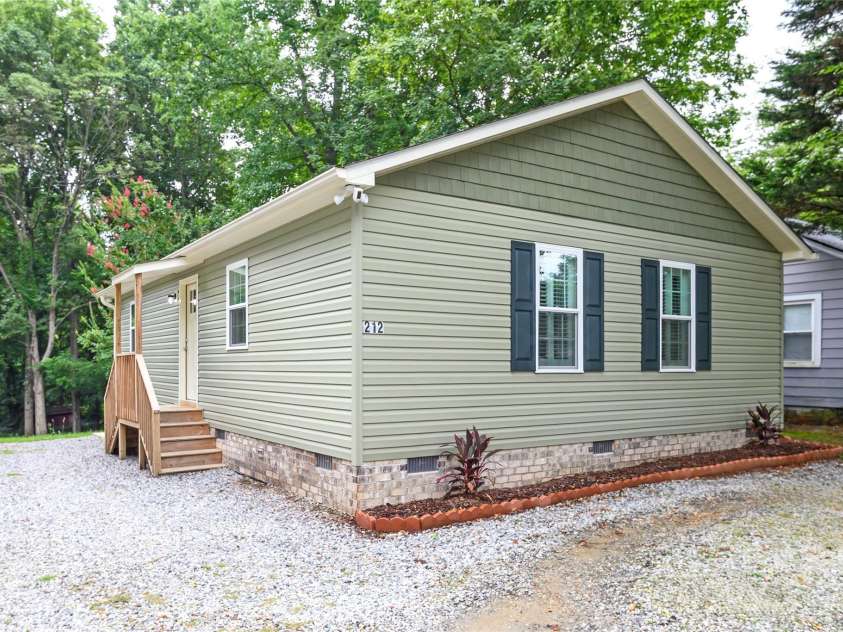 212 Spencer Street, High Point, NC 27265.  MLS# CAR4295295, YatesRealty ID 34703. 