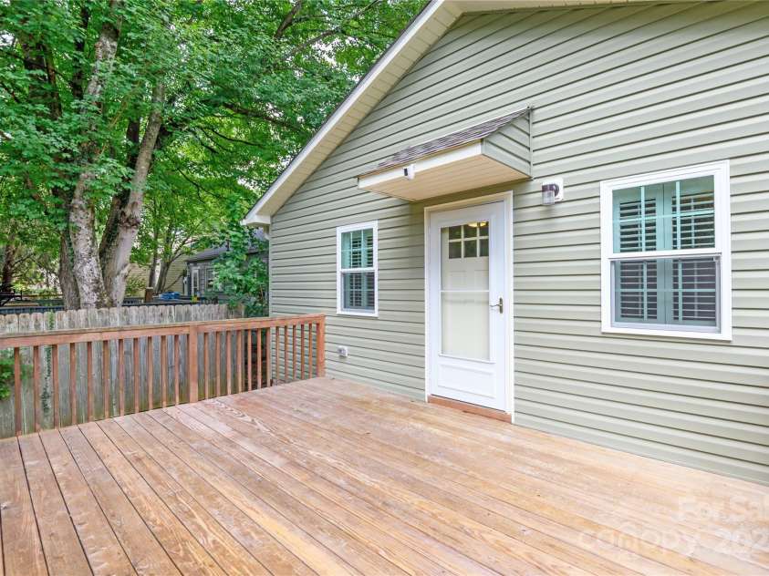 212 Spencer Street, High Point, NC 27265.  MLS# CAR4295295, YatesRealty ID 34703. 