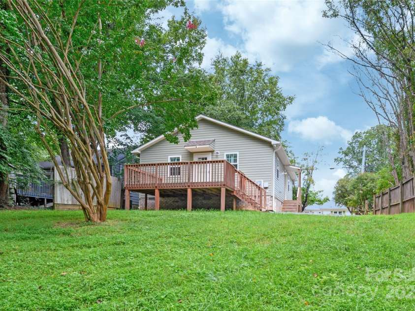 212 Spencer Street, High Point, NC 27265.  MLS# CAR4295295, YatesRealty ID 34703. 