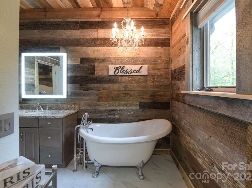 16 Gihon Waters Trail, Canton, NC 28716.  MLS# CAR4291621, YatesRealty ID 34705. UPPER GUEST SUITE 2 BATH WITH TUB