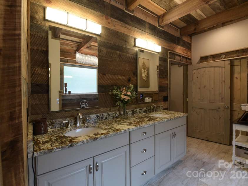 16 Gihon Waters Trail, Canton, NC 28716.  MLS# CAR4291621, YatesRealty ID 34705. UPPER LEVEL GUEST BATH SUITE