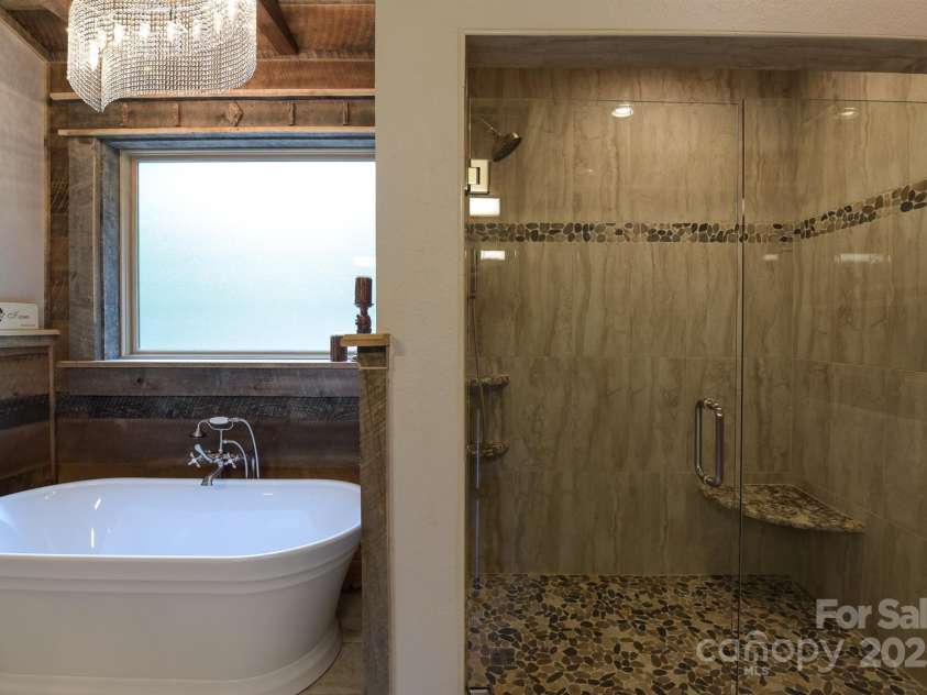 16 Gihon Waters Trail, Canton, NC 28716.  MLS# CAR4291621, YatesRealty ID 34705. UPPER LEVEL GUEST SUITE BATH WITH SHOWER