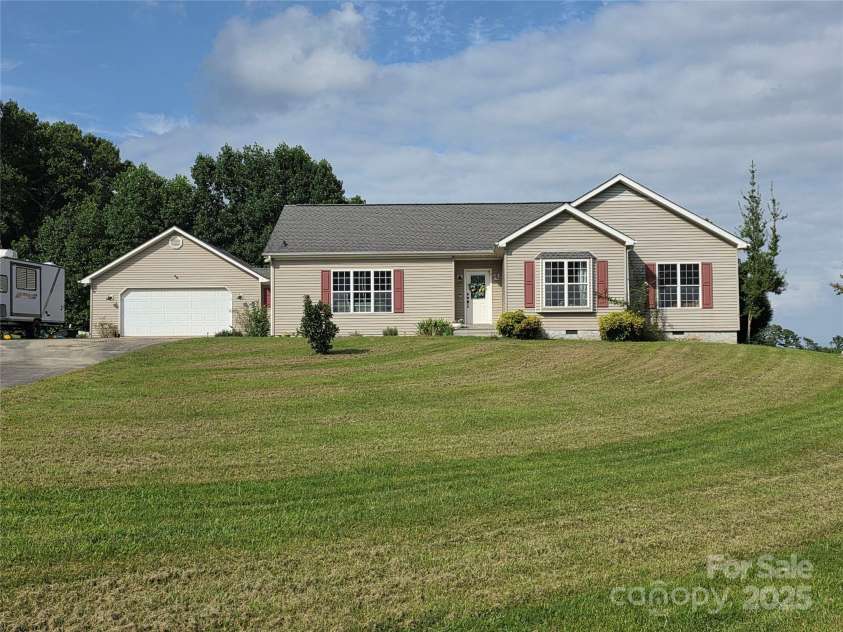 21 Persimmon Drive, Mills River, NC 28759.  MLS# CAR4289280, YatesRealty ID 34706. 