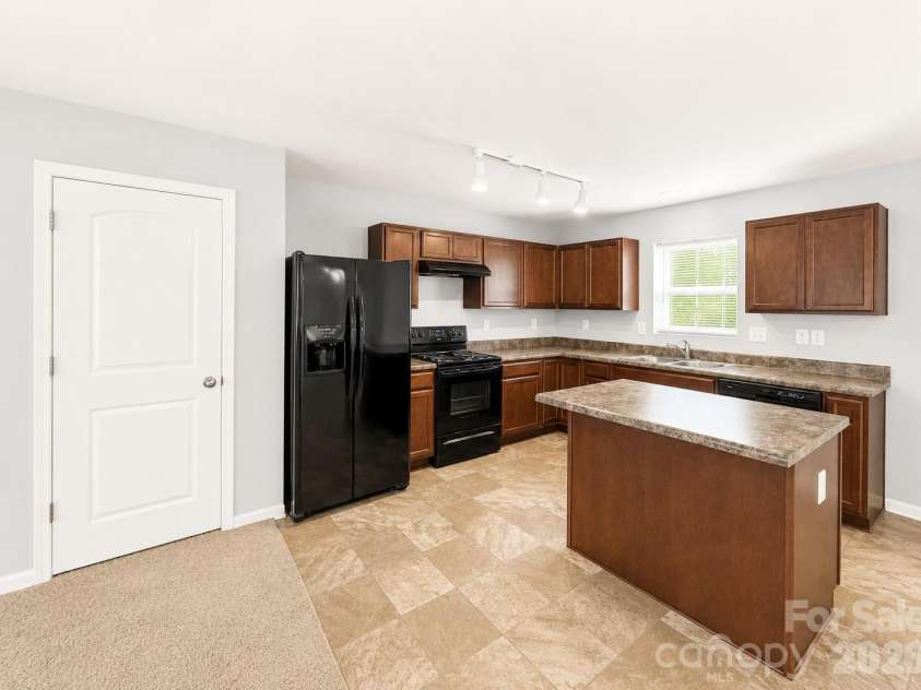 7417 O'Hara Street, Huntersville, NC 28078.  MLS# CAR4395903, YatesRealty ID 34706. Kitchen