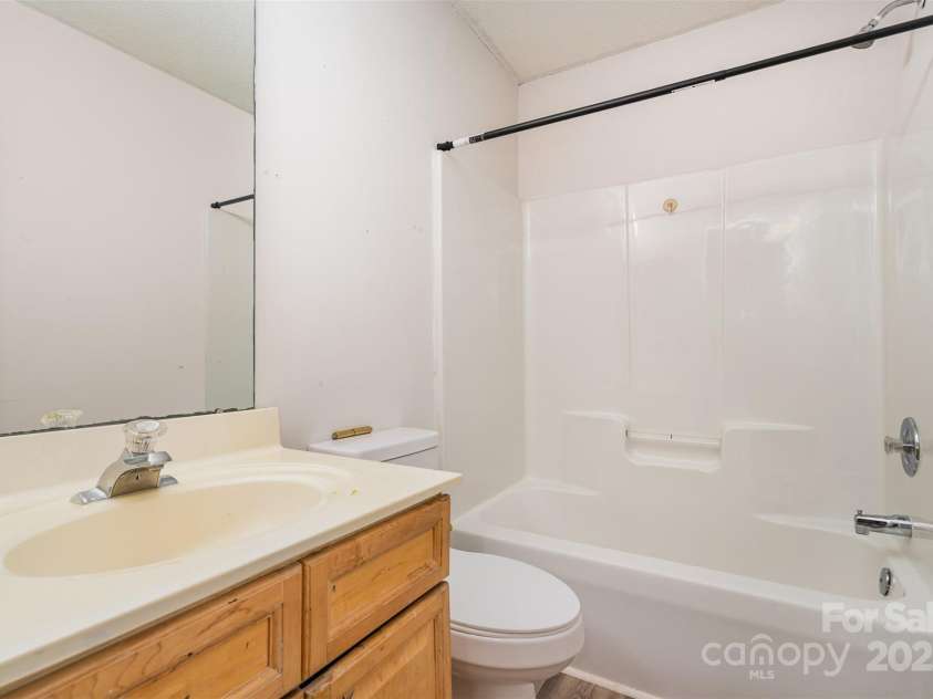 5921 Cougar Lane, Charlotte, NC 28269.  MLS# CAR4291089, YatesRealty ID 34708. Bathroom 2