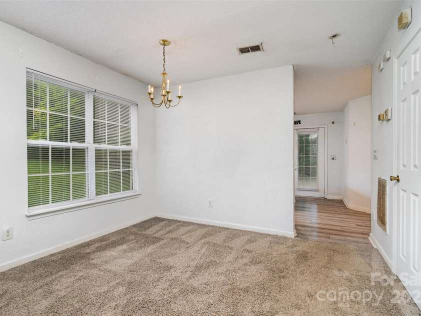 5921 Cougar Lane, Charlotte, NC 28269.  MLS# CAR4291089, YatesRealty ID 34708. Dining area