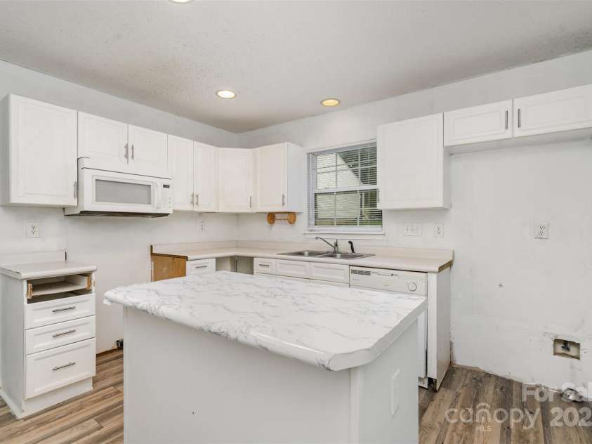 5921 Cougar Lane, Charlotte, NC 28269.  MLS# CAR4291089, YatesRealty ID 34708. Kitchen