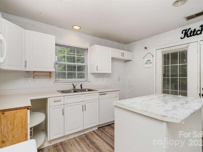 5921 Cougar Lane, Charlotte, NC 28269.  MLS# CAR4291089, YatesRealty ID 34708. Kitchen