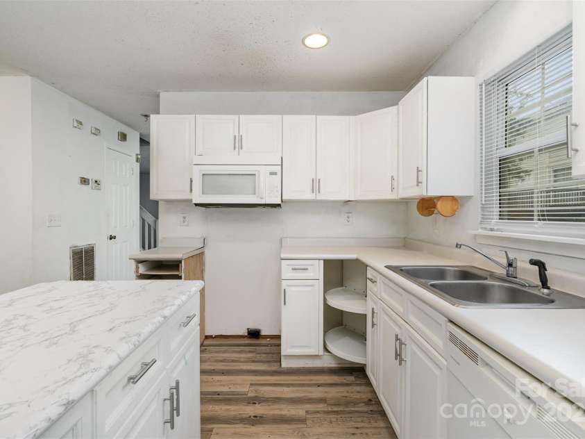 5921 Cougar Lane, Charlotte, NC 28269.  MLS# CAR4291089, YatesRealty ID 34708. Kitchen