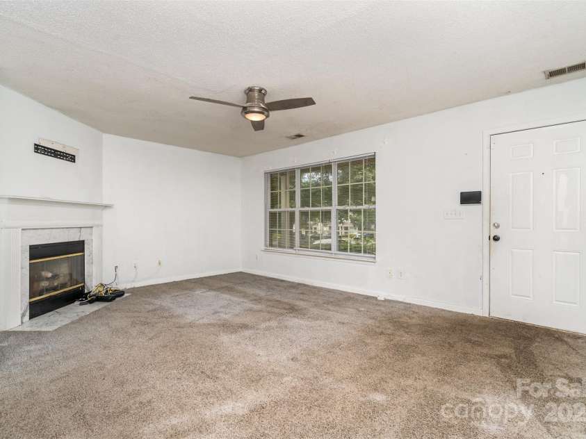 5921 Cougar Lane, Charlotte, NC 28269.  MLS# CAR4291089, YatesRealty ID 34708. Living Room