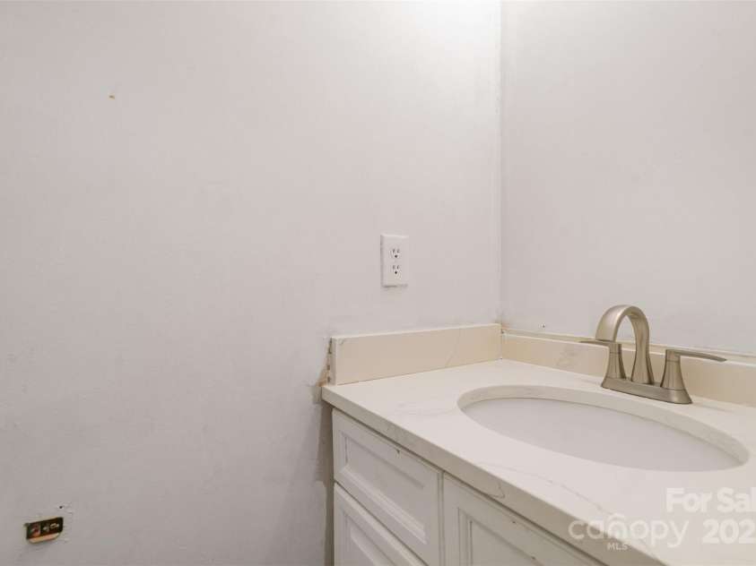 5921 Cougar Lane, Charlotte, NC 28269.  MLS# CAR4291089, YatesRealty ID 34708. Main level half bath