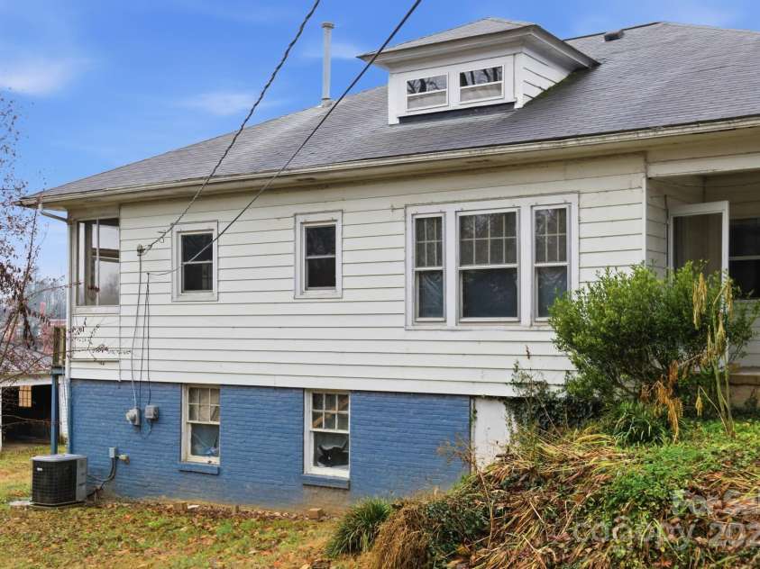 1011 Ashe Avenue, Lenoir, NC 28645.  MLS# CAR4326703, YatesRealty ID 3471. 