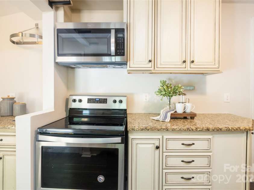 1325 Shamrock Drive, Charlotte, NC 28205.  MLS# CAR4285688, YatesRealty ID 34710. Kitchen