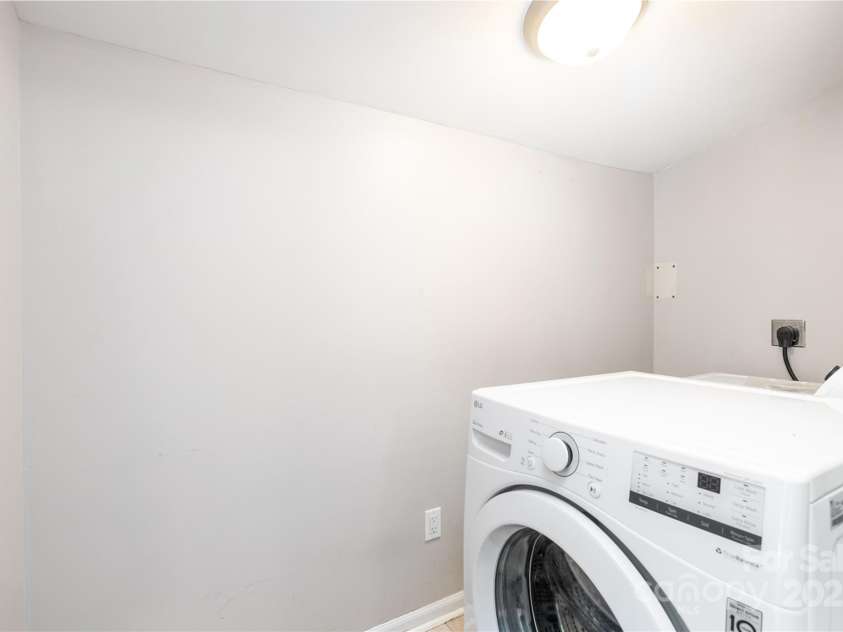 1325 Shamrock Drive, Charlotte, NC 28205.  MLS# CAR4285688, YatesRealty ID 34710. Laundry Area - Washer & Dryer Convey