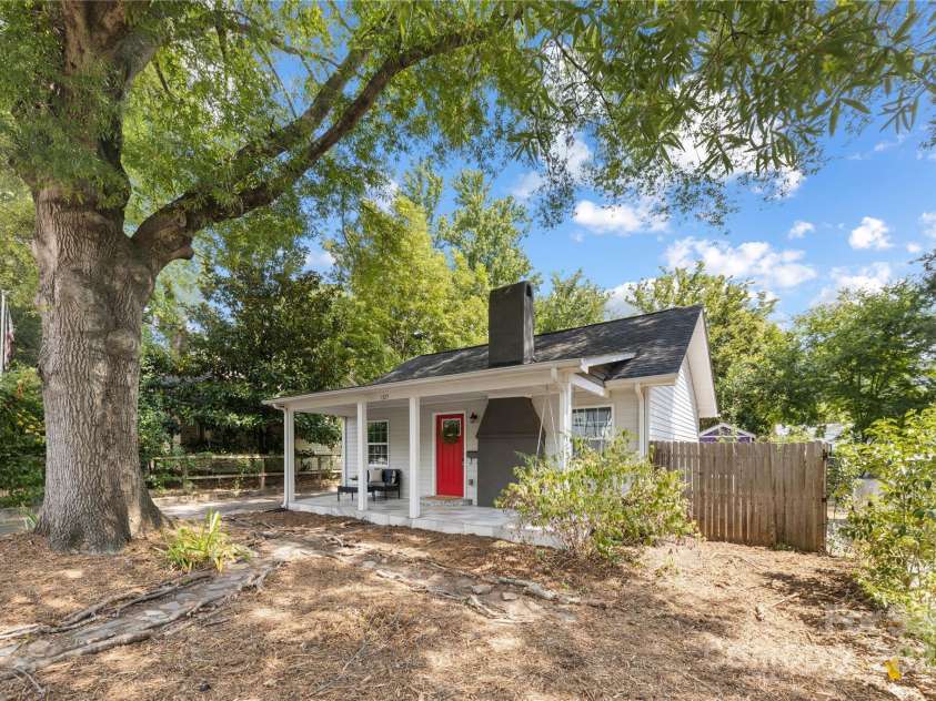 1325 Shamrock Drive, Charlotte, NC 28205.  MLS# CAR4285688, YatesRealty ID 34710. Nesteld in between Plaza Midwood & Villa Heights.