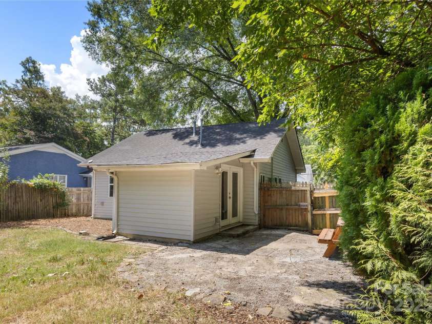 1325 Shamrock Drive, Charlotte, NC 28205.  MLS# CAR4285688, YatesRealty ID 34710. Rear yard