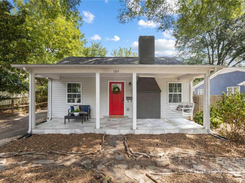 1325 Shamrock Drive, Charlotte, NC 28205.  MLS# CAR4285688, YatesRealty ID 34710. WELCOME HOME to 1325 Shamrock Dr
