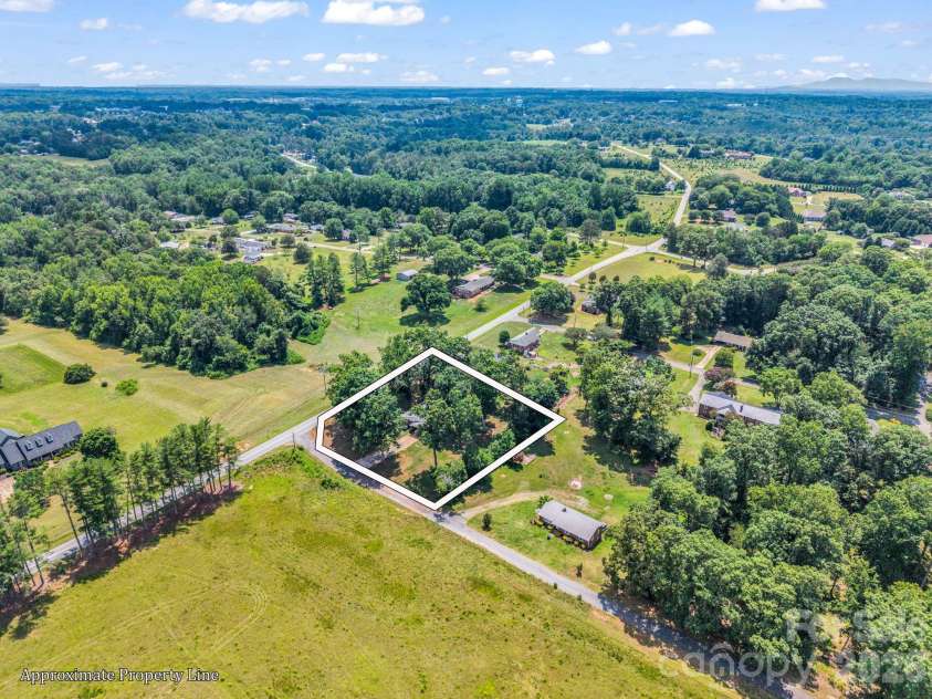 201 Lincoln Road, Forest City, NC 28043.  MLS# CAR4398972, YatesRealty ID 34711. 