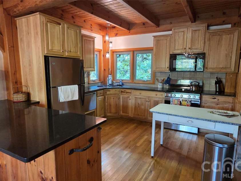 165 Winding Trail, Burnsville, NC 28714.  MLS# CAR4400173, YatesRealty ID 34713. 