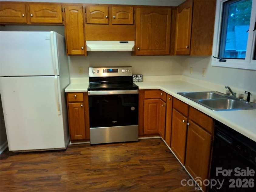 1903 Wellington Hills Circle, Salisbury, NC 28147.  MLS# CAR4385640, YatesRealty ID 34716. Kitchen appliances