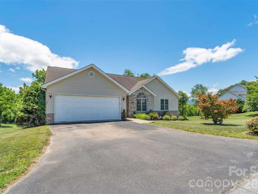 117 Caldonia Drive, Candler, NC 28715.  MLS# CAR4397414, YatesRealty ID 34717. 