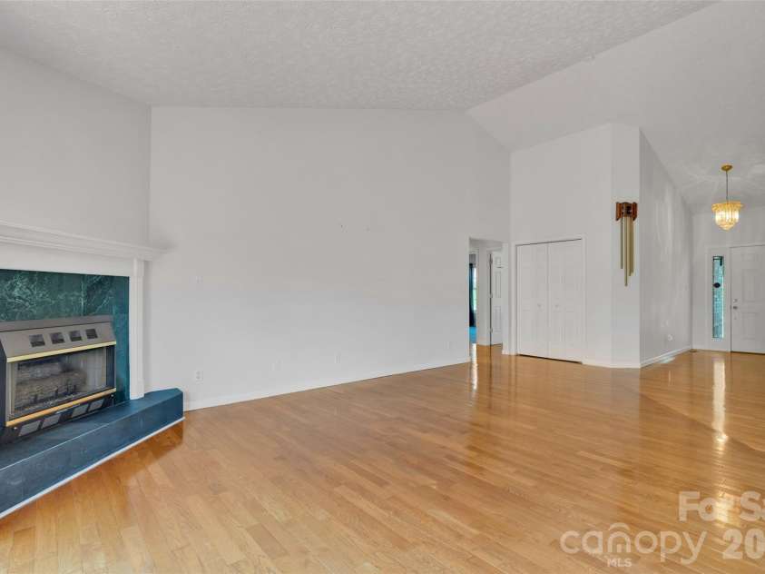 117 Caldonia Drive, Candler, NC 28715.  MLS# CAR4397414, YatesRealty ID 34717. 