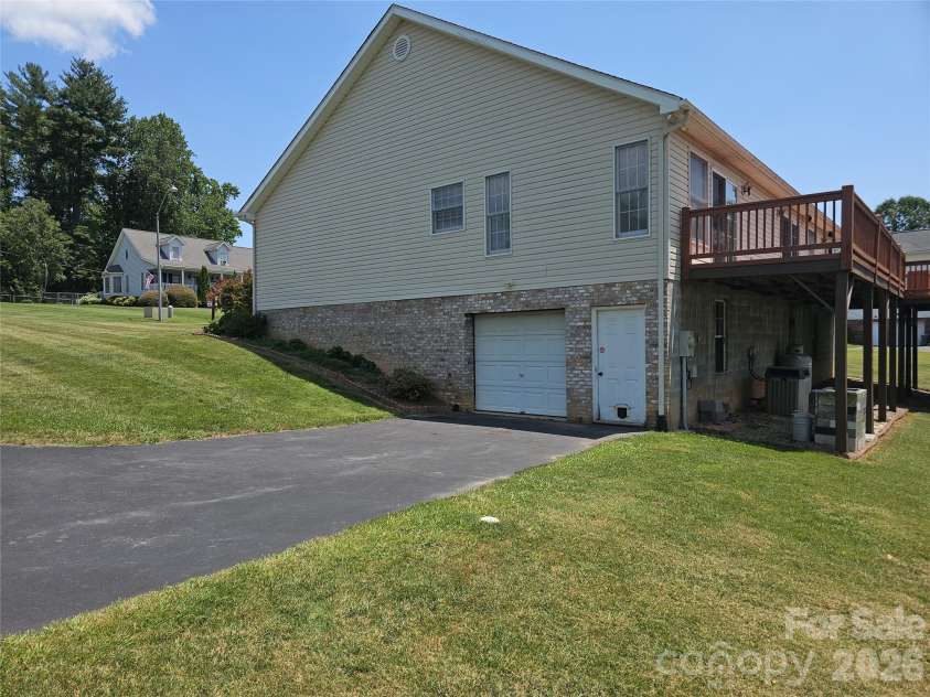 117 Caldonia Drive, Candler, NC 28715.  MLS# CAR4397414, YatesRealty ID 34717. 