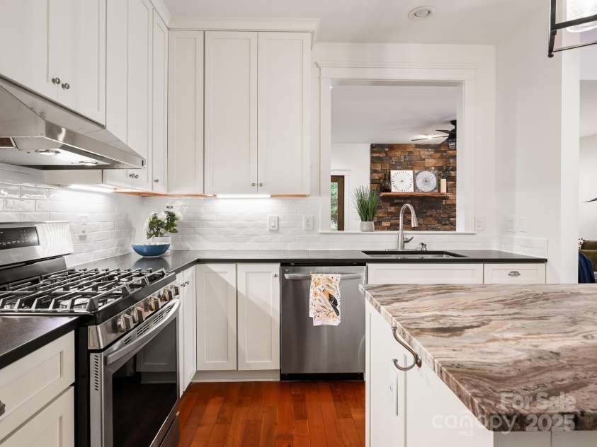 1343 Heathbrook Circle, Asheville, NC 28803.  MLS# CAR4293968, YatesRealty ID 34717. Gas range