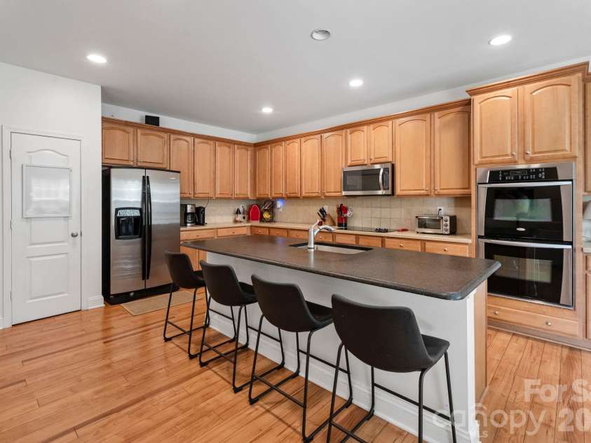 9509 Seamill Road, Charlotte, NC 28278.  MLS# CAR4395632, YatesRealty ID 34718. 