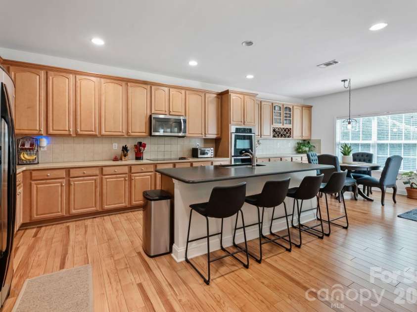 9509 Seamill Road, Charlotte, NC 28278.  MLS# CAR4395632, YatesRealty ID 34718. 