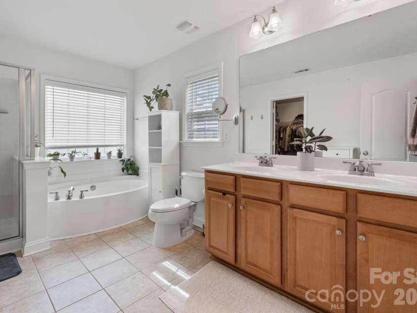 9509 Seamill Road, Charlotte, NC 28278.  MLS# CAR4395632, YatesRealty ID 34718. 