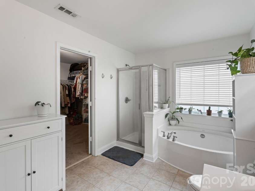 9509 Seamill Road, Charlotte, NC 28278.  MLS# CAR4395632, YatesRealty ID 34718. 