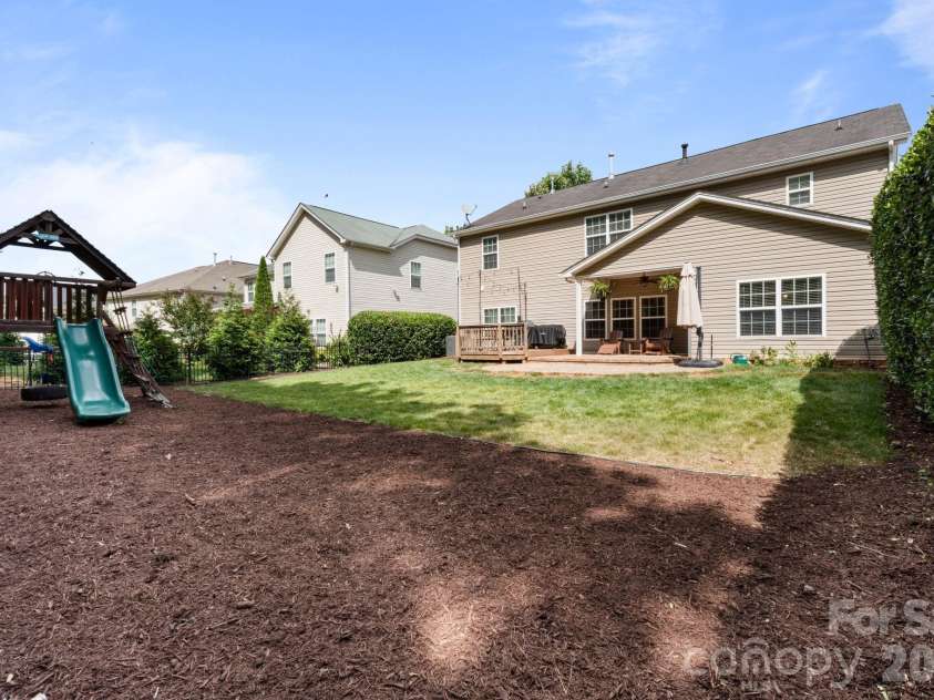 9509 Seamill Road, Charlotte, NC 28278.  MLS# CAR4395632, YatesRealty ID 34718. 