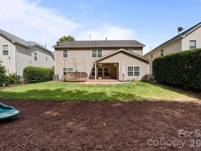 9509 Seamill Road, Charlotte, NC 28278.  MLS# CAR4395632, YatesRealty ID 34718. 
