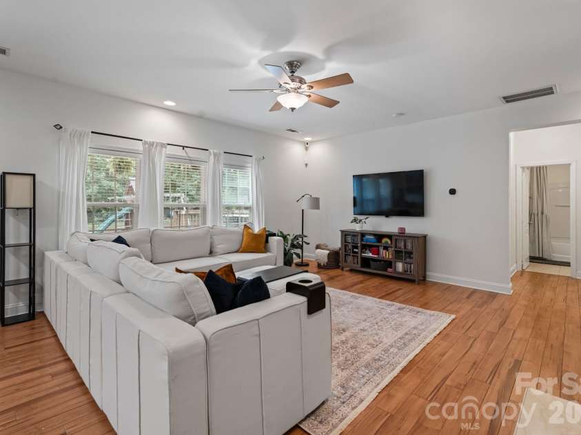 9509 Seamill Road, Charlotte, NC 28278.  MLS# CAR4395632, YatesRealty ID 34718. 