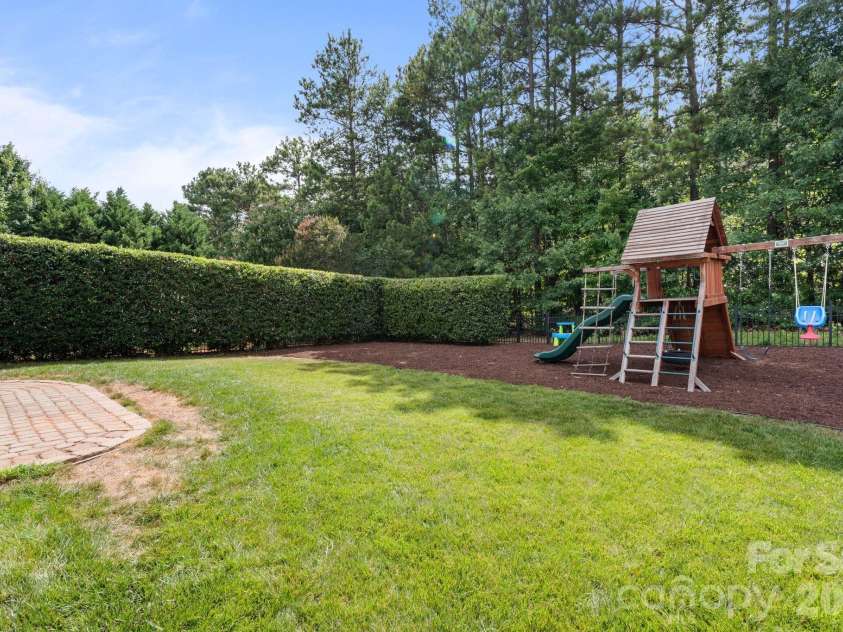 9509 Seamill Road, Charlotte, NC 28278.  MLS# CAR4395632, YatesRealty ID 34718. 